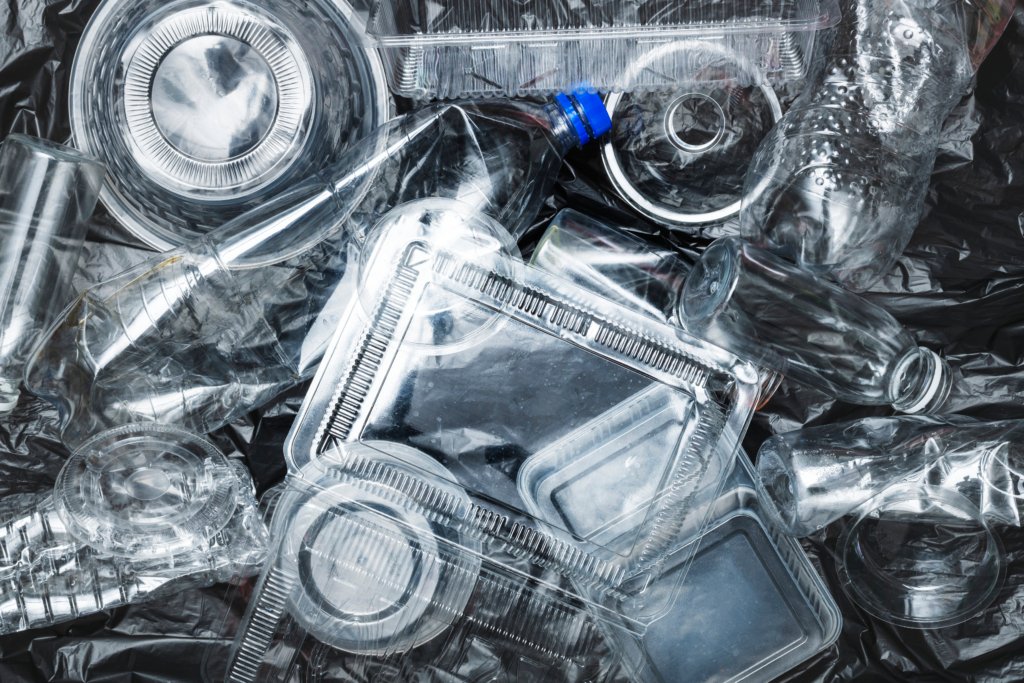 8 Cara Memanfaatkan Sampah Plastik Jadi Barang yang Bermutu!