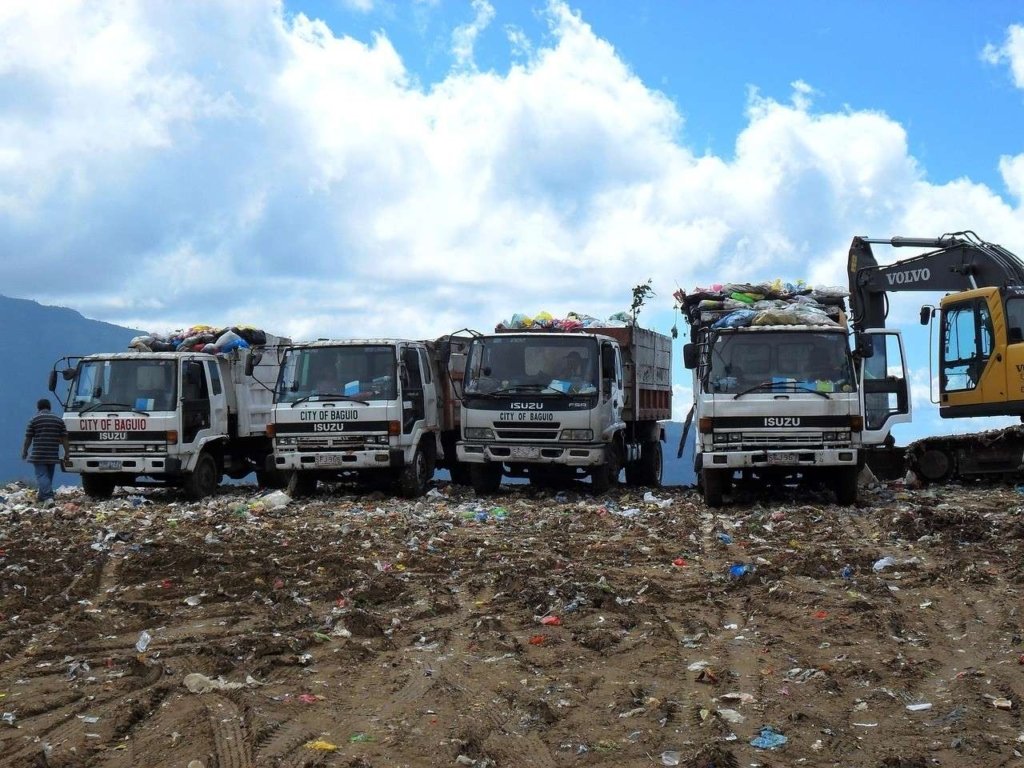 Nama-Nama Komponen Dump Truck serta Fungsinya Empat kendaraan pengangkut sampah yang memiliki komponen dump truck masing-masing
