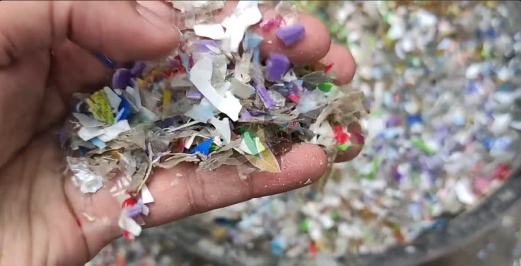 Pencacah Plastik Mini Hasil olah dengan pencacah plastik mini, ukuran menjadi beraturan