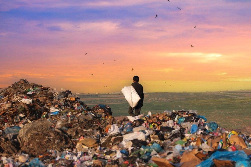 Tumpukan sampah di laur harus dikurangi agar tidak mencemari sekitar