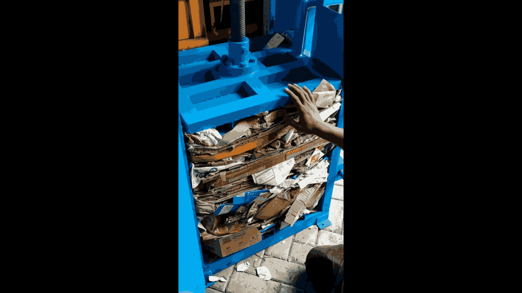 Penampakan kardus yang dipadatkan dengan mesin press manual sampah