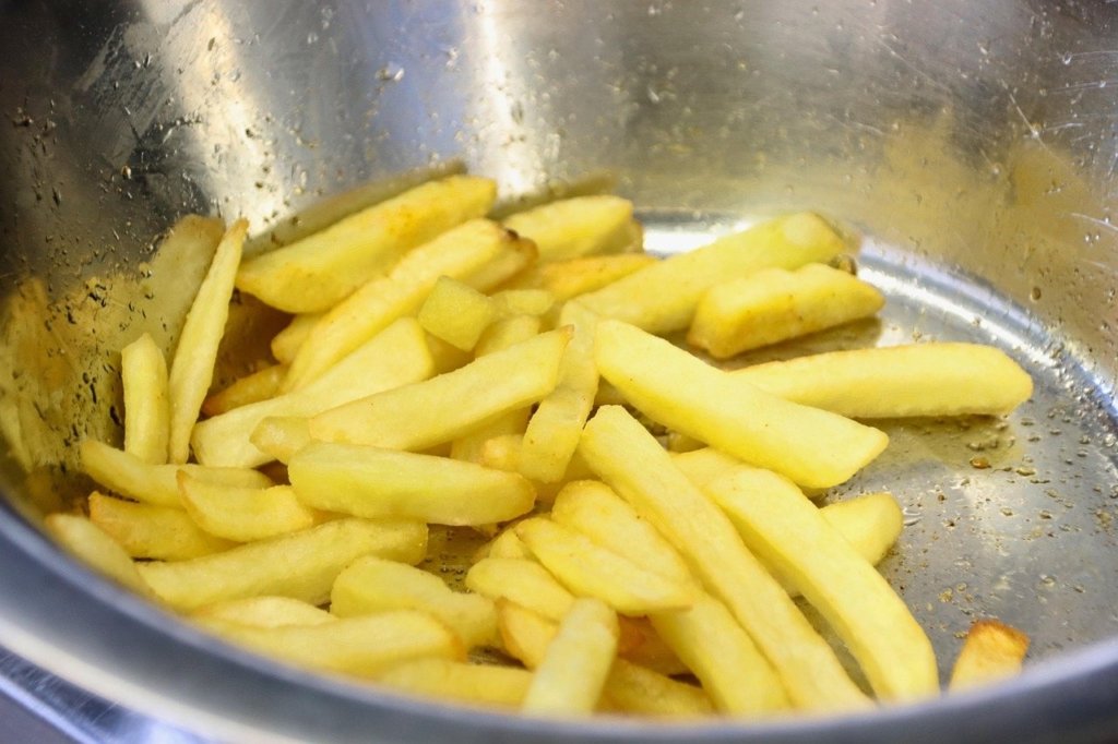 Kentang yang Ditiriskan dengan Peniris Minyak