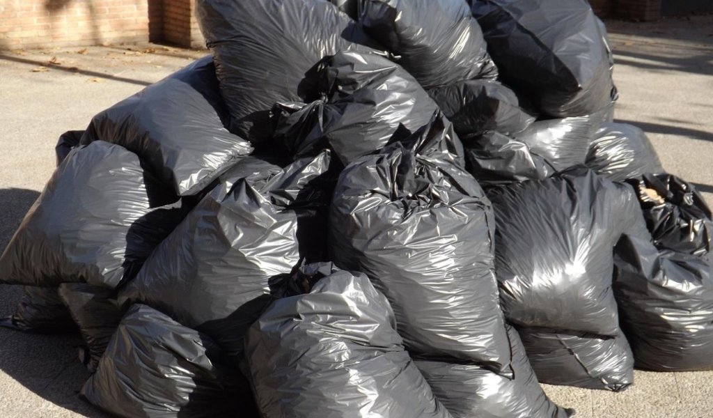 Solusi Sampah Plastik, Mulai dari Pengumpulan hingga Daur Ulang Mengumpulkan jadi satu adalah salah satu solusi sampah plastik