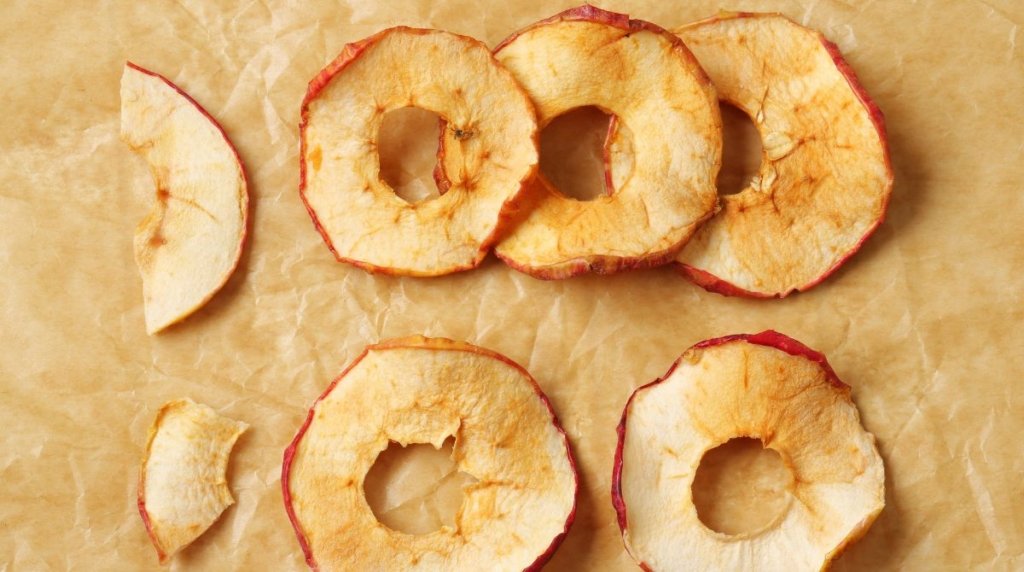 Ide Kreatif Mengolah Sisa Buah dan Sayur yang Jarang Diketahui Olahan buah dan sayur, yakni keripik apel