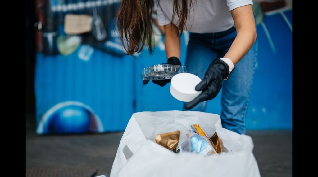 Jangan Lakukan, Inilah Kesalahan saat Memilah Sampah! Pemudi yang Sedang Memilah Botol