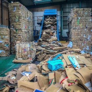 Pemanfaatan limbah kardus dalam pengelolaan limbah anorganik